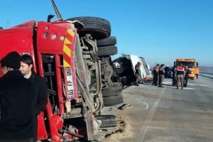 Kaza sonrası can pazarı: 2'si ağır 35 kişi yaralı