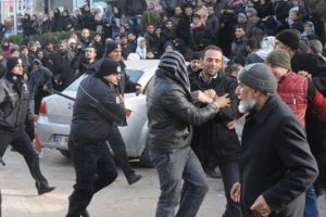 Suriyelilerin adres bildirimi izdihamında coplu m&uuml;dahale
