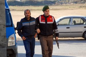 Şakalaştığı arkadaşlarını komaya soktu