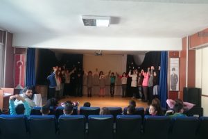 Bursa'da Suriyeli &ouml;ğrenciler i&ccedil;in 'Sev kardeşim' projesi