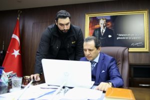 Bursa&nbsp;Emniyet M&uuml;d&uuml;r&uuml; Yıldız Yılın Fotoğrafları'nı oyladı