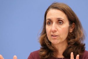 &Ouml;zoğuz: Almanya'ya gelen g&ouml;&ccedil;menlerin yarısı AB vatandaşı