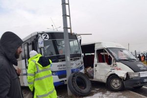 İki minib&uuml;s &ccedil;arpıştı: 1 &ouml;l&uuml;, 9 yaralı