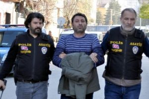 39 yaşındaki kadını evinin &ouml;n&uuml;nde bı&ccedil;akladı, tutuklandı