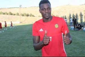 Yıldız futbolcu AVM'de saldırıya uğradı!
