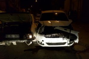 Aranan ş&uuml;pheli, ka&ccedil;tığı otomobille polis aracı &ccedil;arpışınca yakalandı