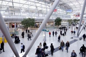 D&uuml;sseldorf Havaalanı'nda 14 T&uuml;rk yolcu bekletiliyor