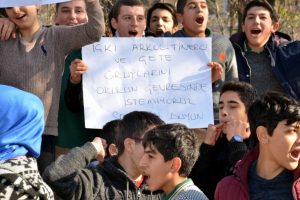 Bursalı veliler okul &ccedil;evresinde uyuşturucu ve alkol i&ccedil;enlere karşı y&uuml;r&uuml;d&uuml;