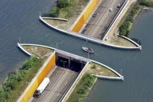Hollanda'da fizik yasalarını alt &uuml;st eden yol!