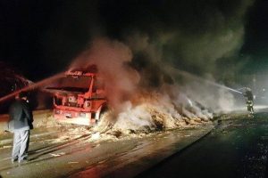 Saman y&uuml;kl&uuml; kamyon alev alev yandı
