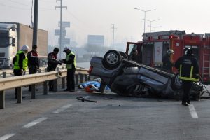 Bursa'da otomobil bariyerlere &ccedil;arptı: 1 &ouml;l&uuml;