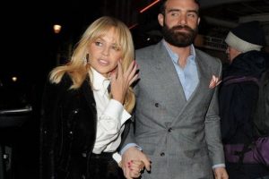 Kylie Minogue-Joshua Sasse el ele