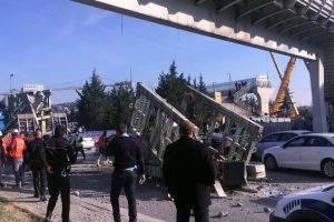İstanbul &Uuml;sk&uuml;dar'da TIR &uuml;st ge&ccedil;ide &ccedil;arptı