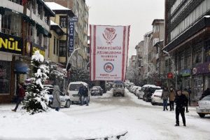 G&uuml;m&uuml;şhane'de kar kalınlığı 30 santimetreye ulaştı
