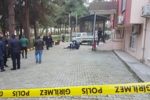 Cam kapıyı a&ccedil;ık sanan gencin feci sonu
