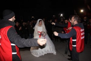 Gelin-damat geldi, grev yeri d&uuml;ğ&uuml;n yerine d&ouml;nd&uuml;