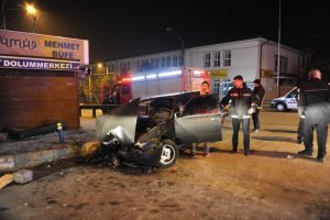 Bursa'da kontrolden &ccedil;ıkan ara&ccedil; bariyerlere &ccedil;arptı: 4 yaralı