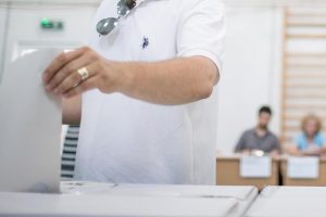Romanya halkı parlamento se&ccedil;imleri i&ccedil;in sandık başına gitti