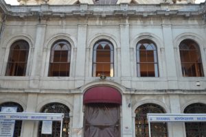 Ter&ouml;r saldırısında Bezmialem Camii de hasar g&ouml;rd&uuml;