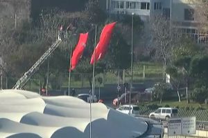 Saldırının ger&ccedil;ekleştiği alana dev T&uuml;rk bayrakları