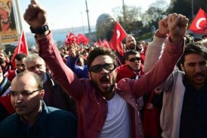 Saldırı noktasında b&uuml;y&uuml;k kalabalık