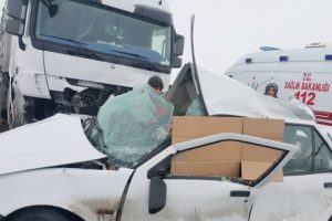Otomobille tır &ccedil;arpıştı: 3 &ouml;l&uuml;