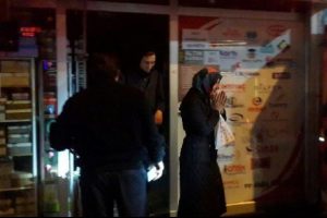İşyeri sahibinin kapatıp gittiği kırtasiyede mahsur kaldılar