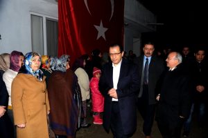 Bursa'da kandil gecesi şehit oğullarının taziyesini kabul ettiler