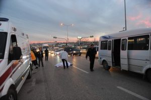 Bursa'da servis aracı yayaya &ccedil;arptı; 1 &ouml;l&uuml;