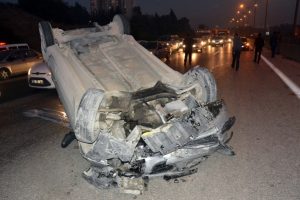 Takla atan otomobildeki &ccedil;ocukların burnu bile kanamadı