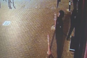 Bursa'da acemi hırsızlar ikinci defa geldikleri d&uuml;kkanın kapısını a&ccedil;amadı