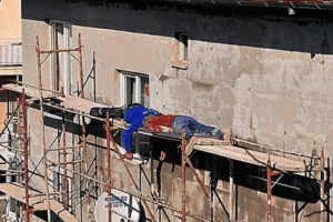 İş&ccedil;iler 12 metre y&uuml;kseklikteki iskelede uyudular