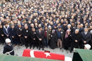 Şehit polisi Sinop'ta 10 bin kişi uğurladı