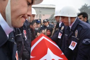 "Murat'ımı muradına eremeden kara toprağa g&ouml;nderdiler"