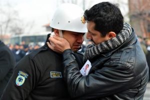 Şehit yakını, cenaze t&ouml;reninde ağlayan polisin g&ouml;zyaşlarını sildi