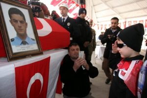 Şehit ağabeyini selam durarak son yolculuğuna uğurladı