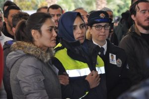 Karnında bebeği, &uuml;st&uuml;nde &uuml;niforması ile şehidini uğurladı