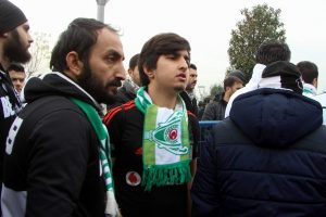 Bursasporlu ve Beşiktaşlı taraftarlar omuz omuza