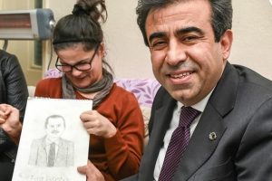 Erdoğan'ın portresini &ccedil;izen serebral palsi hastası G&uuml;lşah'a ziyaret