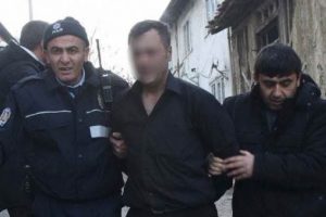 Birlikte yaşadığı kadını bı&ccedil;akla kovaladı