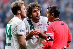Beşiktaş - Bursaspor ma&ccedil;ının hakemleri saldırıdan kıl payı kurtuldu!