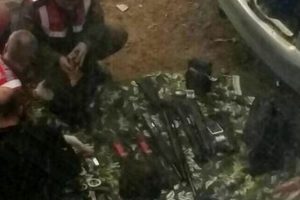 Park halindeki otomobilde &ccedil;ok sayıda silah ele ge&ccedil;irildi