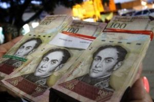 Venezuela ka&ccedil;ak&ccedil;ılara karşı en b&uuml;y&uuml;k parasını tedav&uuml;lden kaldırıyor