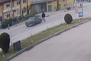 Otomobil bisikletliye b&ouml;yle &ccedil;arptı