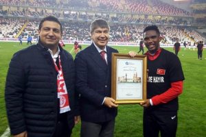 Eto'o'ya onursal hemşehrilik belgesi