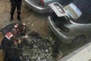 Park halindeki otomobilde &ccedil;ok sayıda silah ele ge&ccedil;irildi
