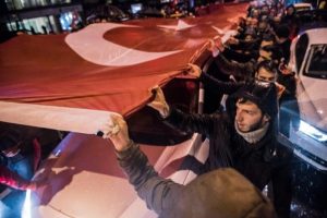 Taraftarlardan ter&ouml;r&uuml; protesto y&uuml;r&uuml;y&uuml;ş&uuml;