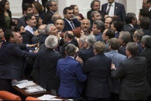Meclis'te kavga: AK Partililer ile HDP'liler yumruklaştı