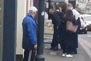'M&uuml;sl&uuml;man &ouml;ld&uuml;rmek istiyorum' diye bağırıp bı&ccedil;akladı