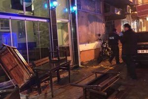 Barda bı&ccedil;aklı kavga: 1'i polis 3 yaralı